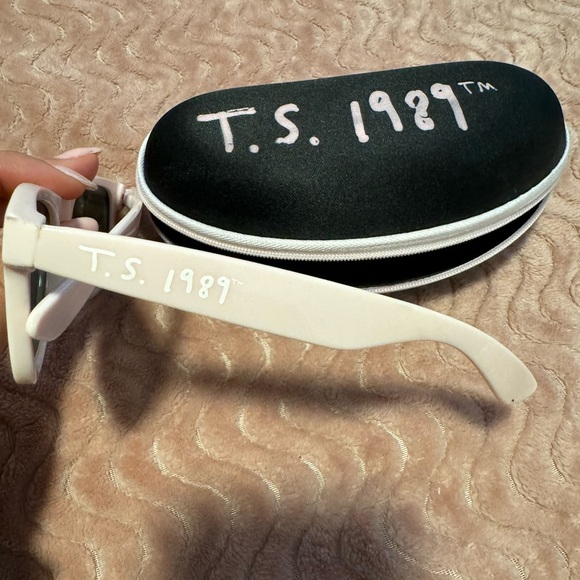 Taylor Swift 1968 rayban style - Picture 4 of 4